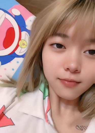 【在妈妈被窝里自慰直播，趁她睡着直接拿玩具插】聊了半天妈妈终于睡着了，超大阳具插到底都不敢叫 4BM